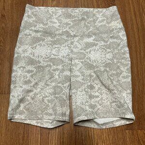Juicy Couture Sport Snake Print 6.5" Bike Shorts Yoga Size Small Cream Gray
